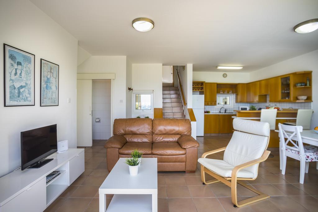 Protaras Beachfront Sirina Lina Suite พาราลิมนี ภายนอก รูปภาพ