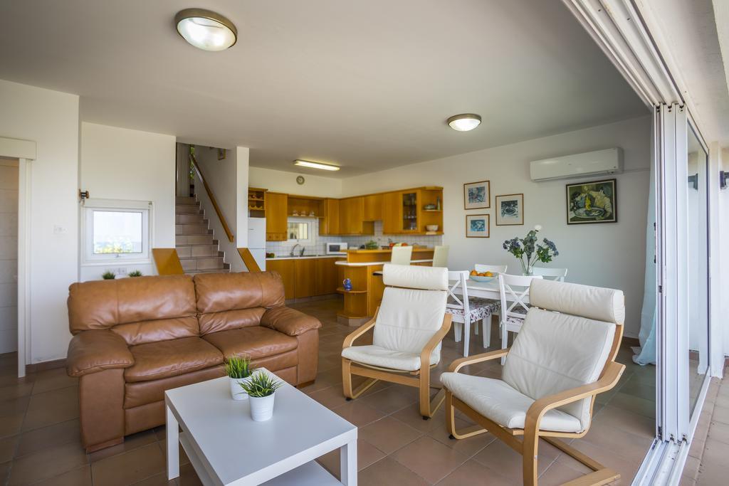 Protaras Beachfront Sirina Lina Suite พาราลิมนี ภายนอก รูปภาพ